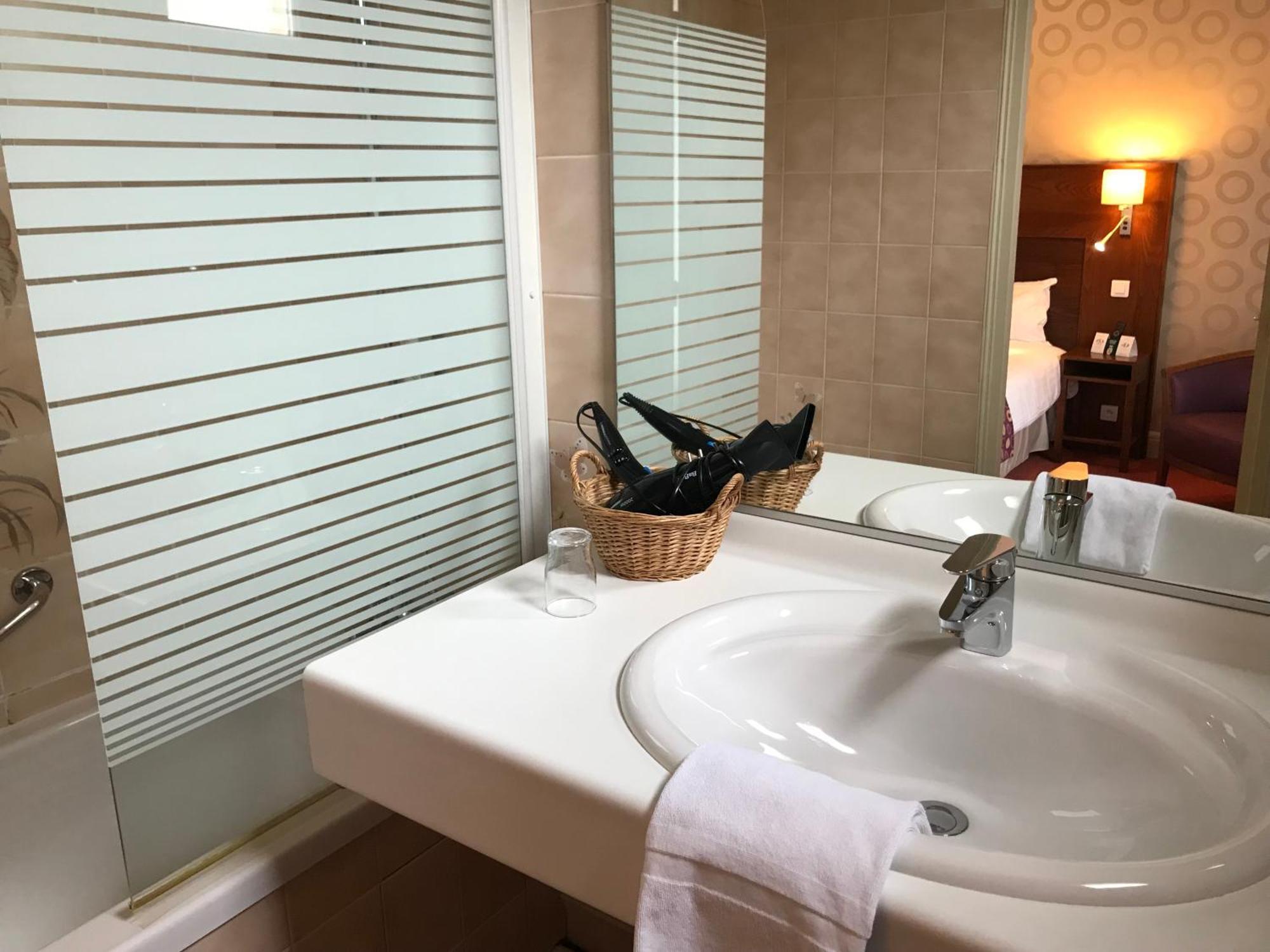 Logis Hotel & Restaurant La Paix Le Nouvion-en-Thierache 外观 照片