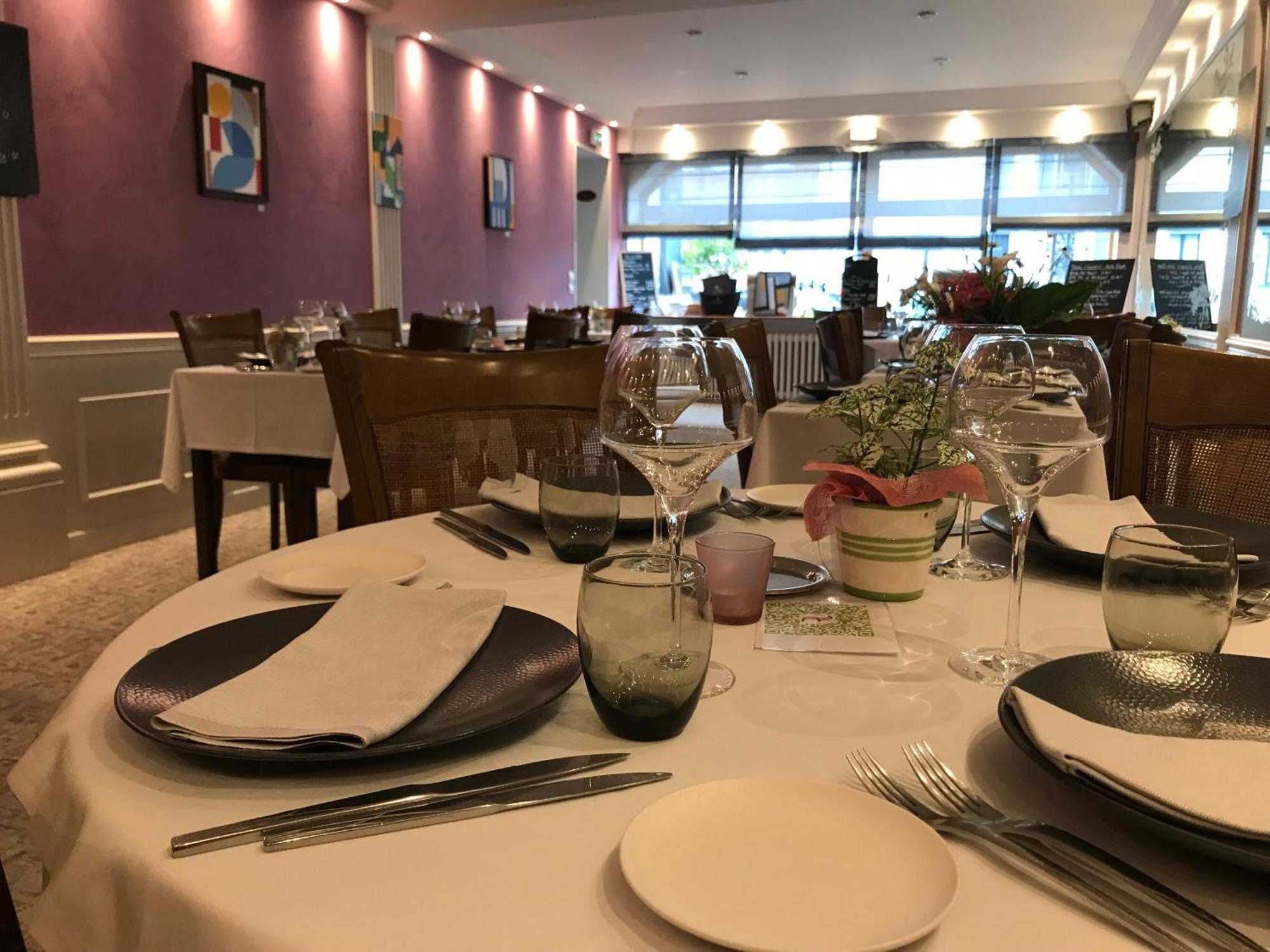 Logis Hotel & Restaurant La Paix Le Nouvion-en-Thierache 外观 照片