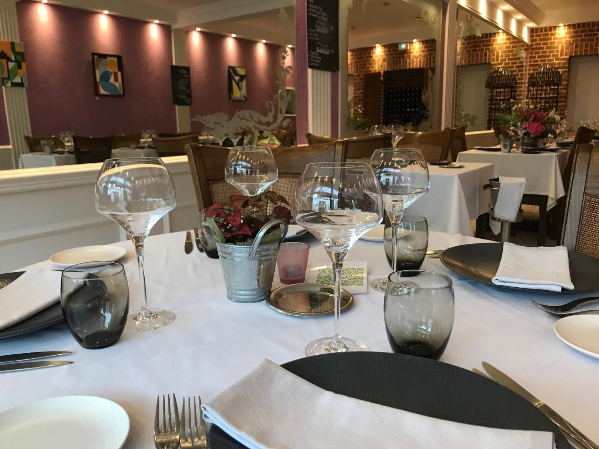 Logis Hotel & Restaurant La Paix Le Nouvion-en-Thierache 外观 照片